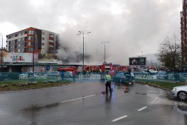 Požar na sarajevskoj pijaci, vatrogasci i hitna na terenu (VIDEO)