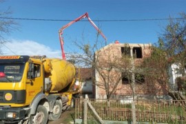 Izlivena zadnja ploča na novoj kući za Tojagiće
