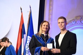 Novinaru "Nezavisnih novina" Adnanu Selimoviću zlatna značka ...
