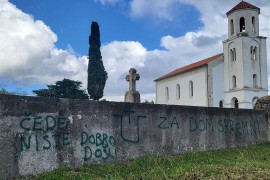 Groblje u Dalmaciji išarano ustaškim "U" i svastikama: "Četnici ...