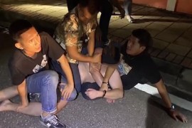 Goli Rus brutalno napao slučajne prolaznike (VIDEO)