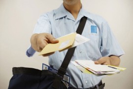 Pijani poštar goste kafane "častio" penzijama