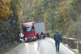 Sudar dva kamiona u kanjonu Tijesno, saobraćaj obustavljen
