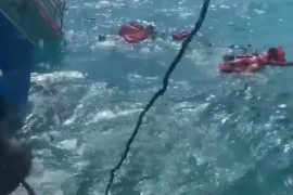 Horor na moru: Valovi potopili turistički brod (VIDEO)