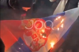 Zapaljena srpska trobojka (VIDEO)