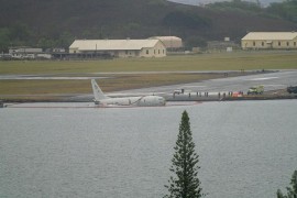 Avion američke mornarice promašio pistu i sletio u vodu (FOTO; VIDEO)