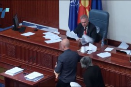 Haos u Sobranju: Poslanici polomili kompjuter, gađali ...