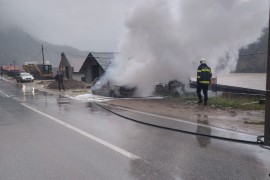 Zapalio se i izgorio automobil