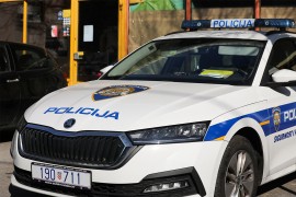 Policajac se povrijedio otvarajući vrata na službenom automobilu