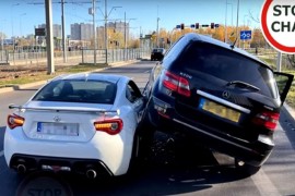 Mercedesom bukvalno pregazio Toyotu (VIDEO)