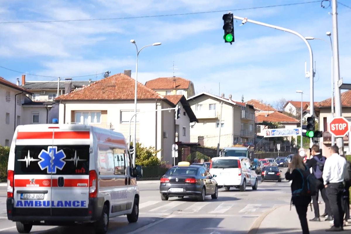 Banjaluka dobila prvi pametni semafor, automatski pali zeleno svjetlo (VIDEO)