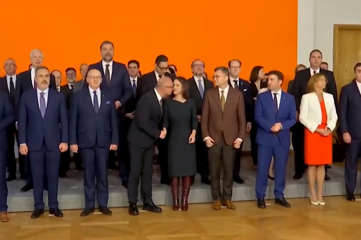 Grlić Radman pokušao poljubiti njemačku ministarku: "Možda je nespretno ispalo" (VIDEO)