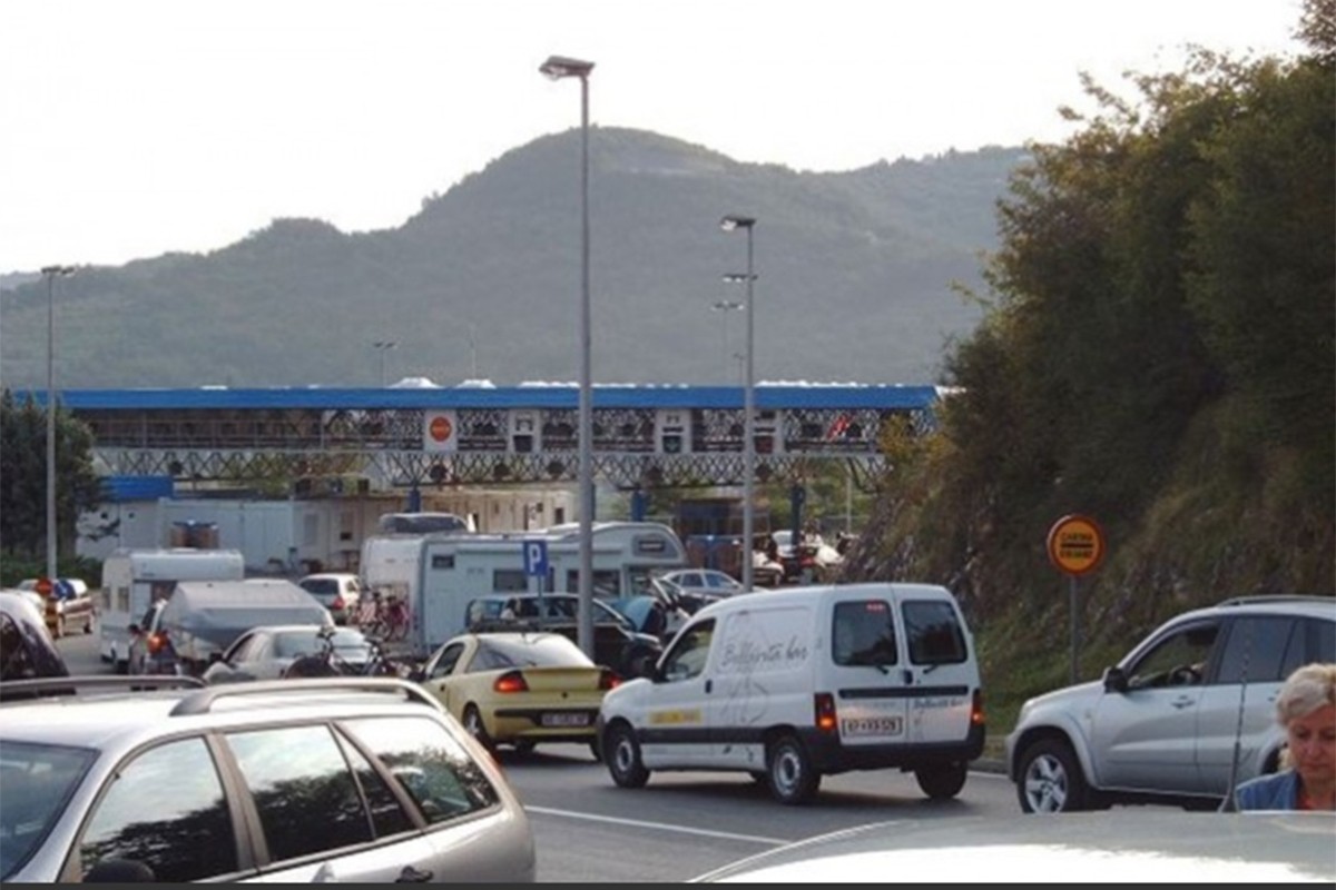 Velike gužve na pojedinim prelazima