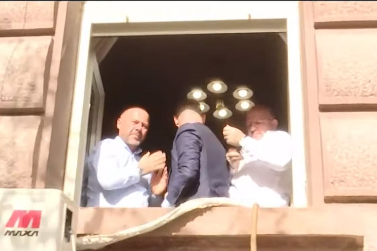 Poslanici upali kroz prozor u parlament (VIDEO)