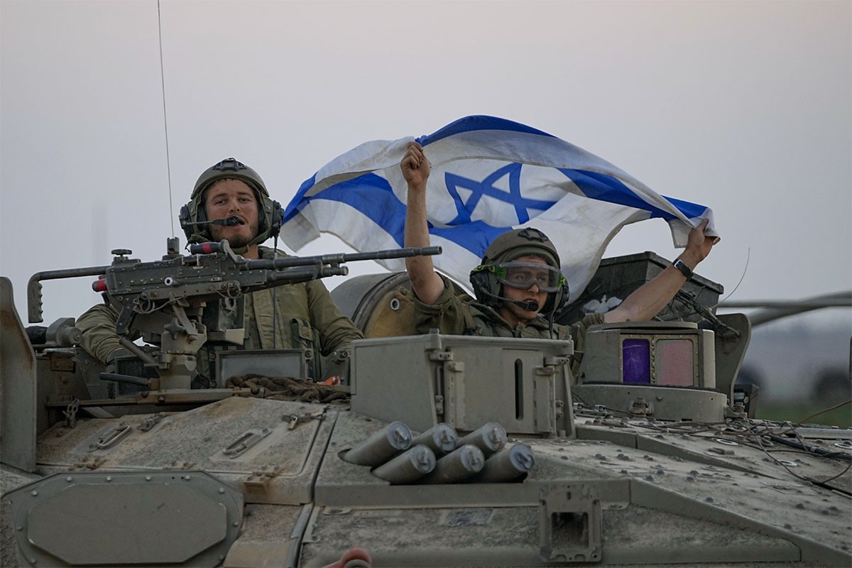 Izrael obilježava mjesec dana od napada Hamasa, zastave na pola koplja
