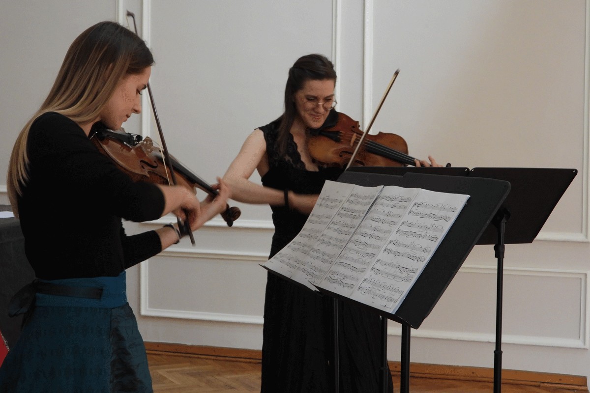 Koncertna sezona MAS: Zajednički nastup violinistkinja Tamare Arsovski i Alme Dizdar