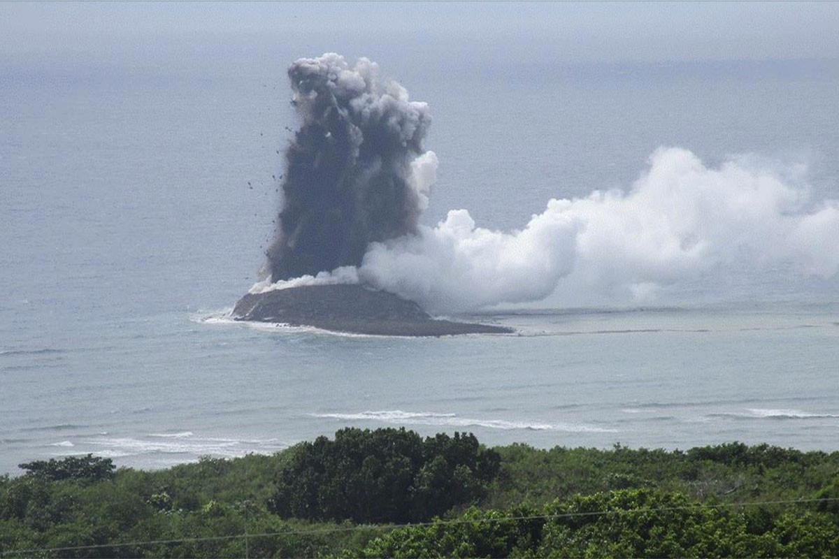 Japan dobio novo ostrvo nakon erupcije podmorskog vulkana