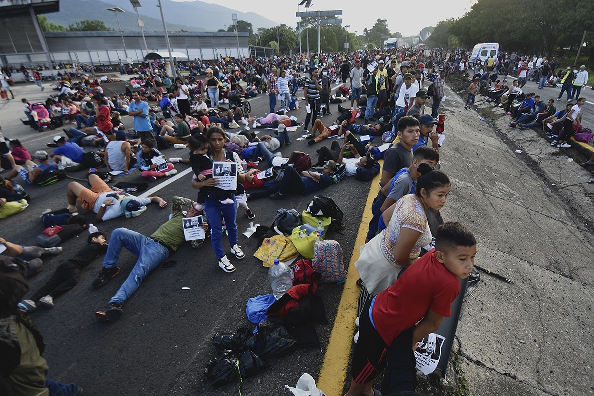 Pronađena 123 migranta zarobljena u prikolici, među njima i djeca