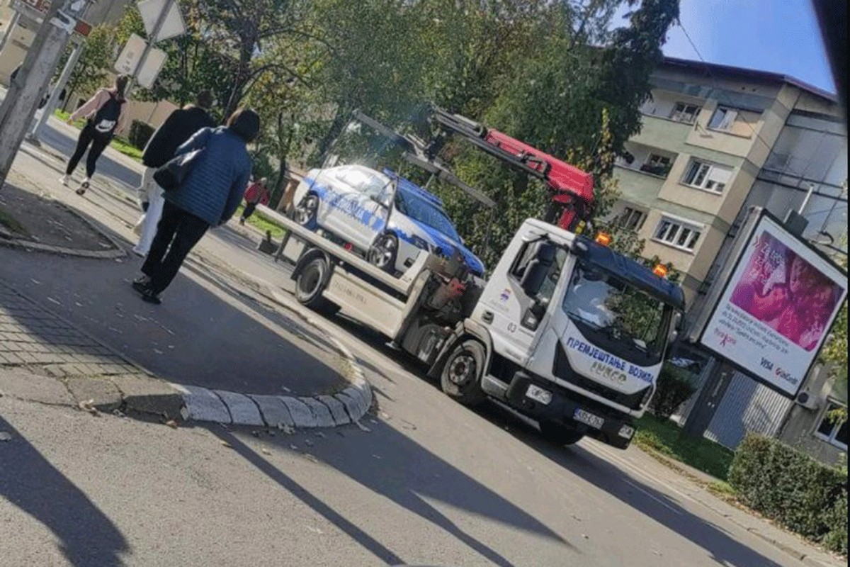 "Pauk" u Banjaluci "pokupio" policijsko vozilo (FOTO)