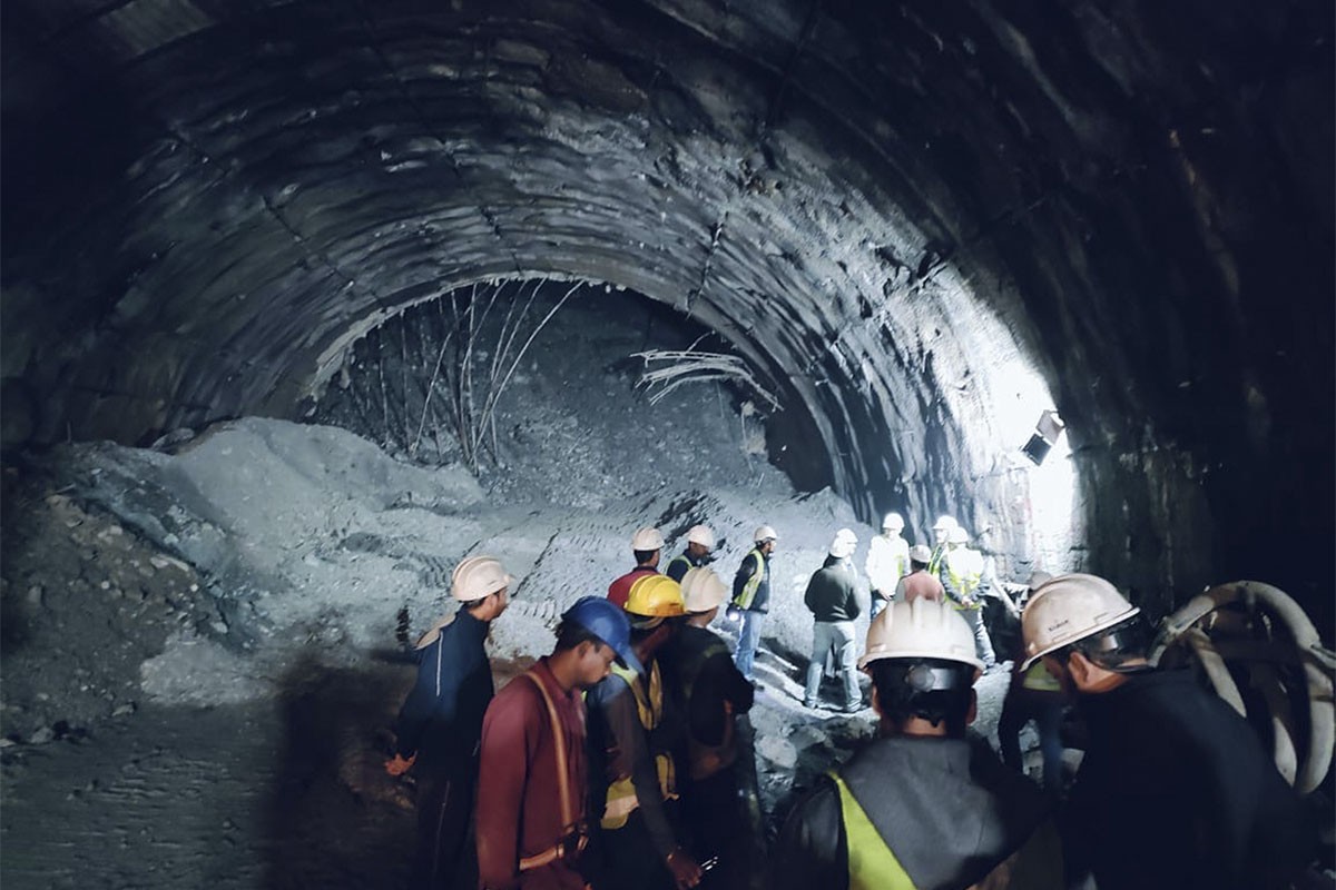 Očajnička trka s vremenom: Četrdesetak radnika zatočeno u urušenom tunelu