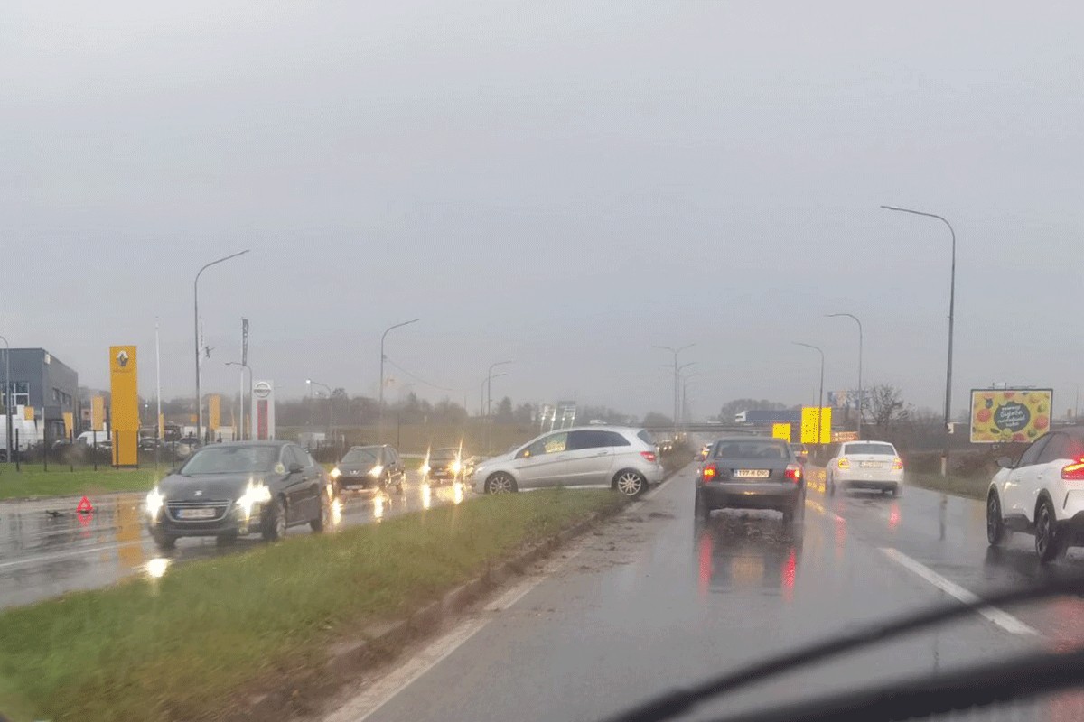 Kiša napravila haos, udesi i gužve na putevima (VIDEO)