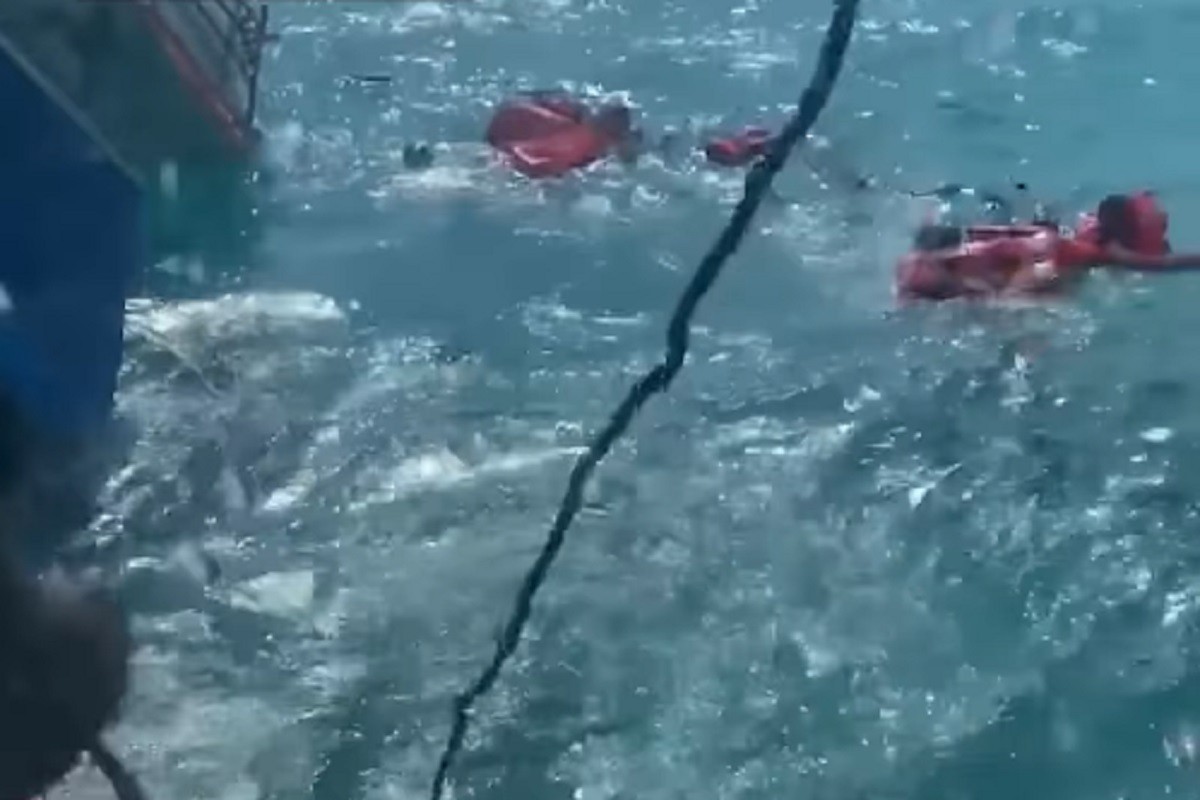 Horor na moru: Valovi potopili turistički brod (VIDEO)