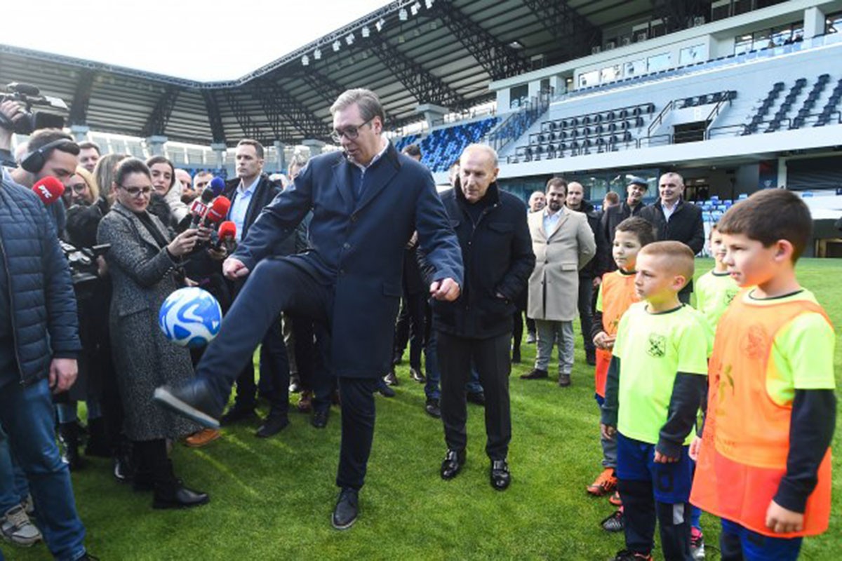 Otvoren novi stadion, Vučić pokazao šta zna sa loptom (VIDEO)