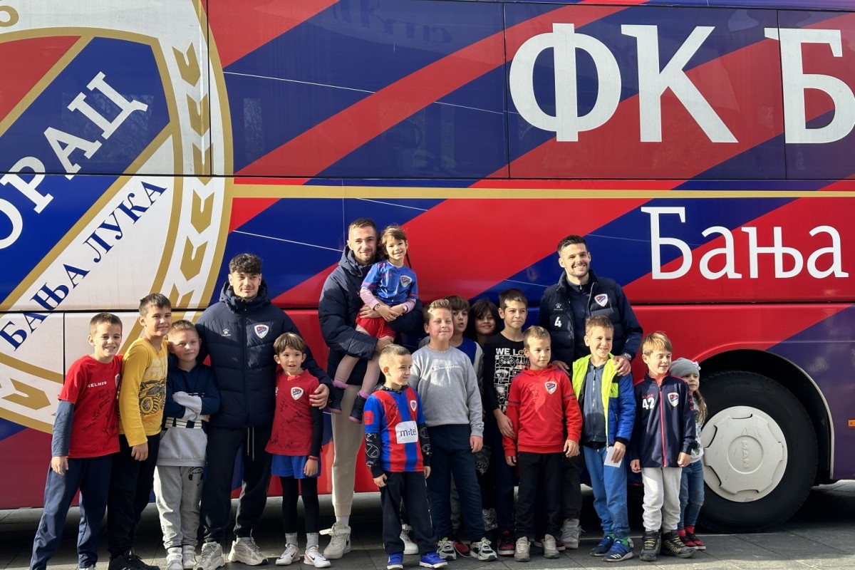 Crveno plavo druženje: Pejović, Hrelja i Blagaić oduševili mališane