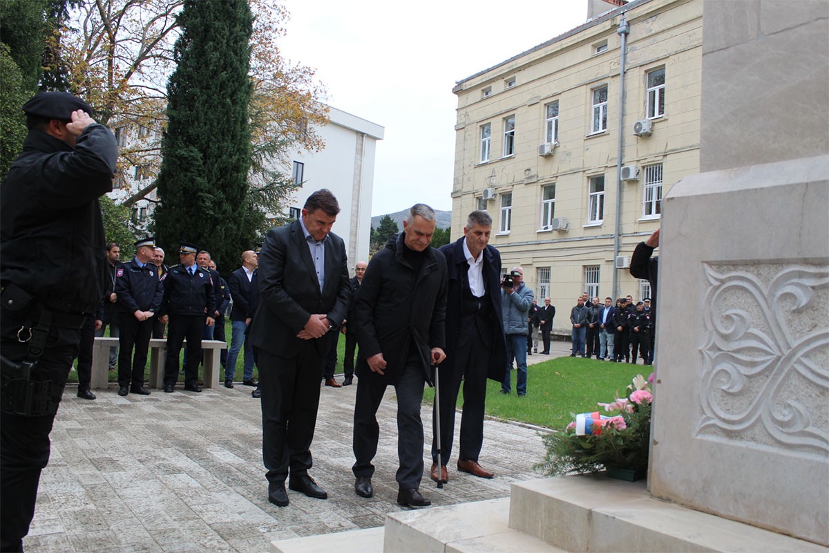Vijenci i svijeće za poginule pripadnike Centra javne bezbjednosti Trebinje