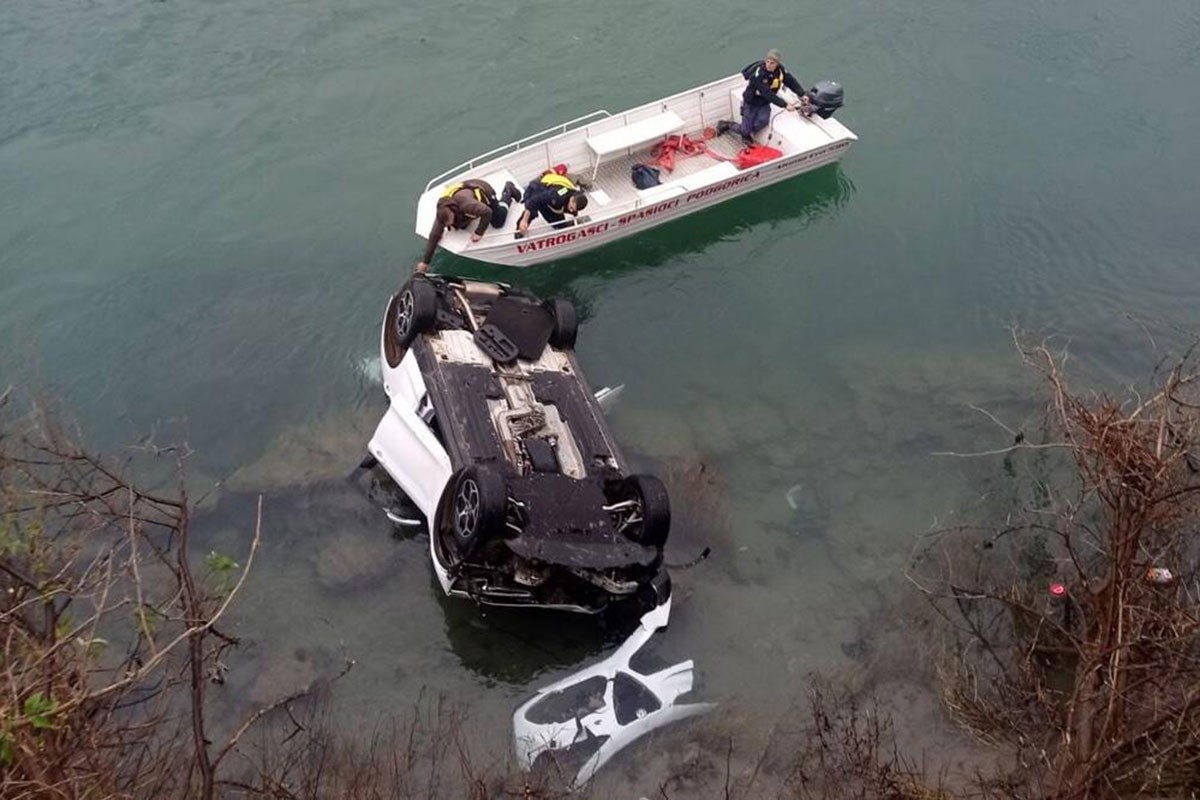 Auto sletio u rijeku, u toku potraga (FOTO)