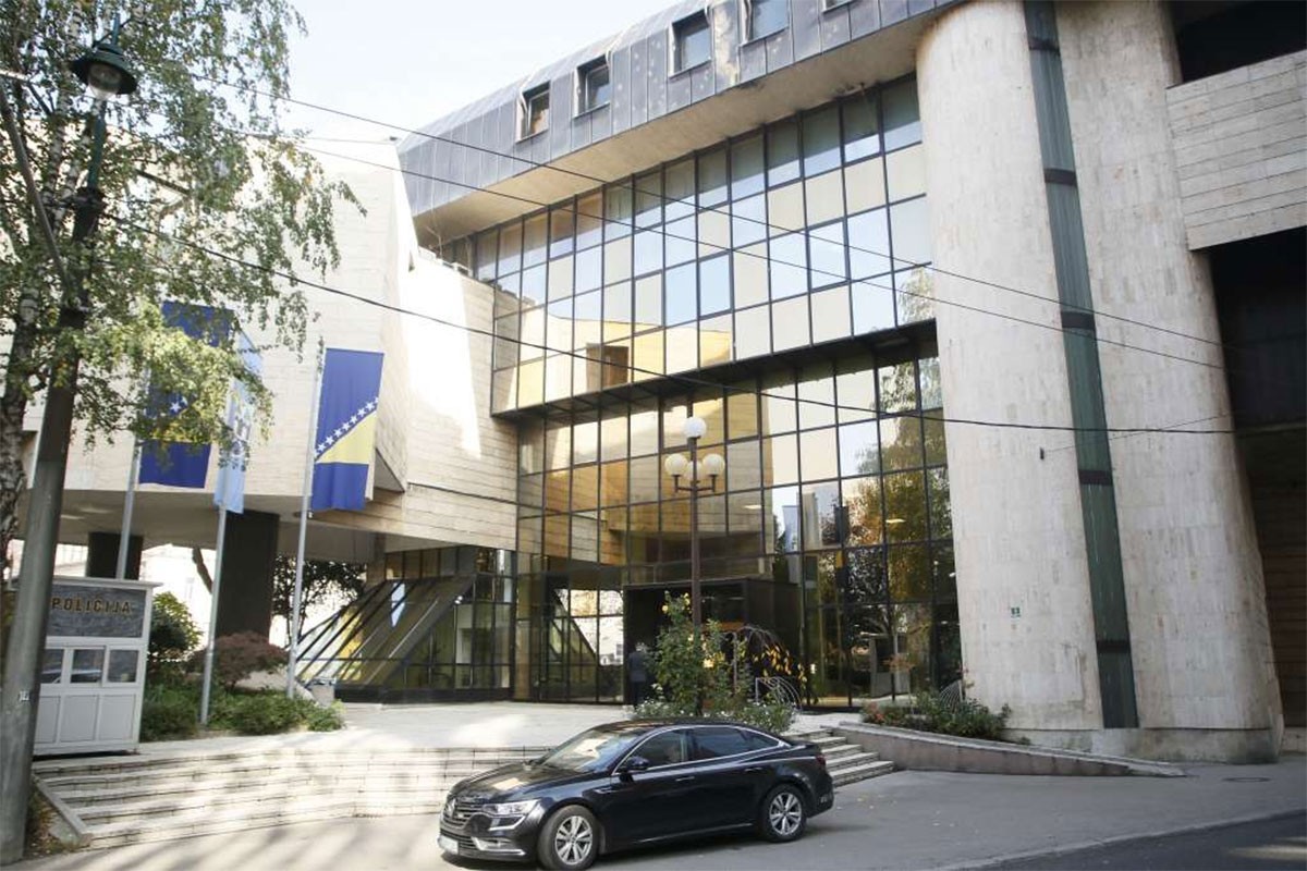 Oštećen plafon odgodio sjednicu parlamenta