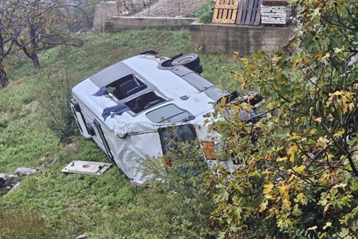Školski kombi sletio s puta, u njemu bila djeca