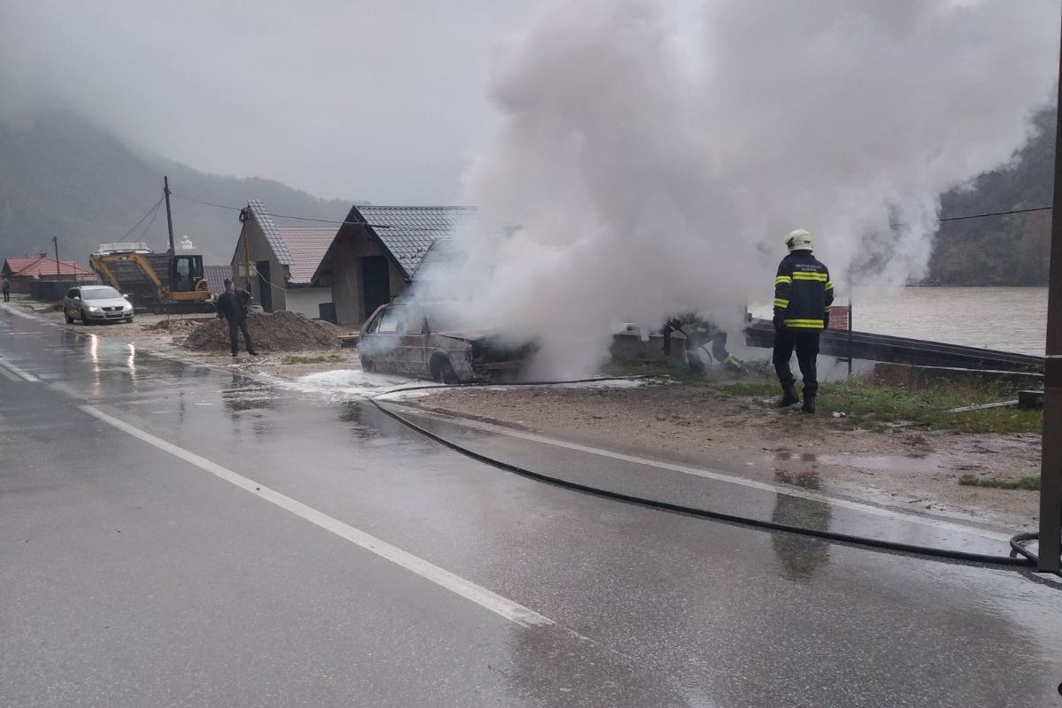 Zapalio se i izgorio automobil