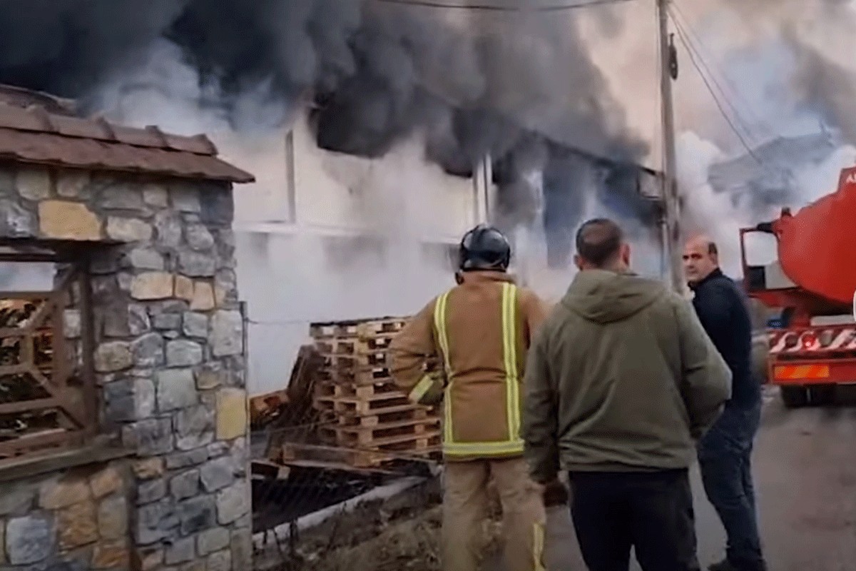 Ekološka katastrofa prijeti Tetovu, gori fabrika hemikalija (VIDEO)