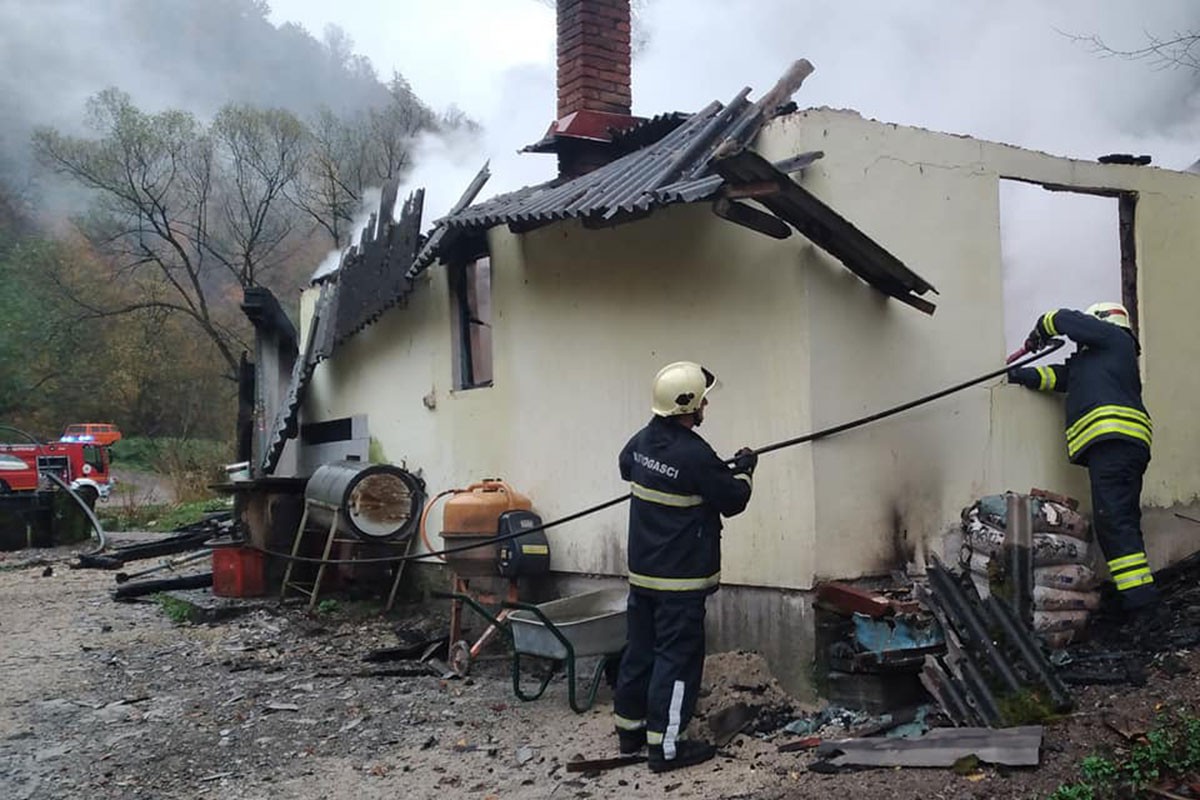 Ugostiteljski objekat "Ribnjak kod Banije" izgorio do temelja (FOTO)