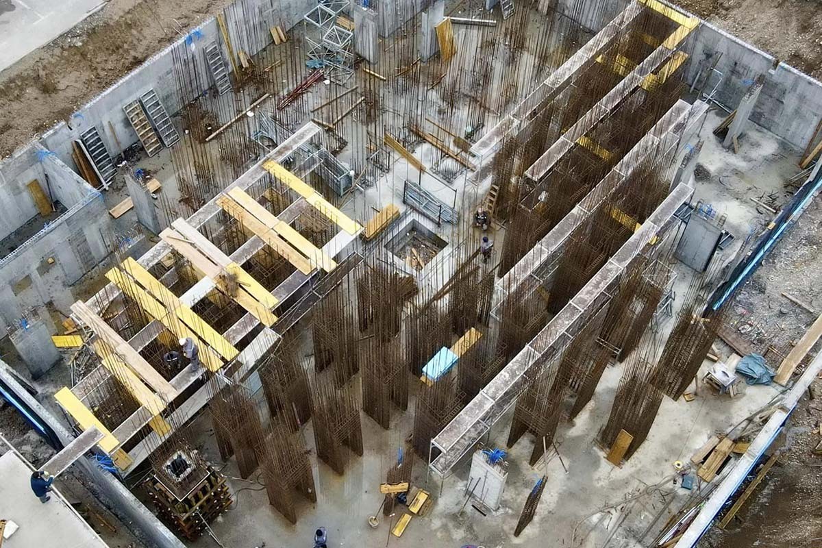 Počelo izlijevanje prvih stubova na Centralnom spomen obilježju
