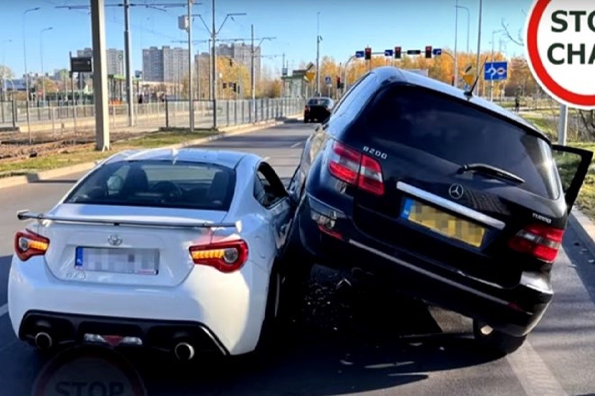 Mercedesom bukvalno pregazio Toyotu (VIDEO)