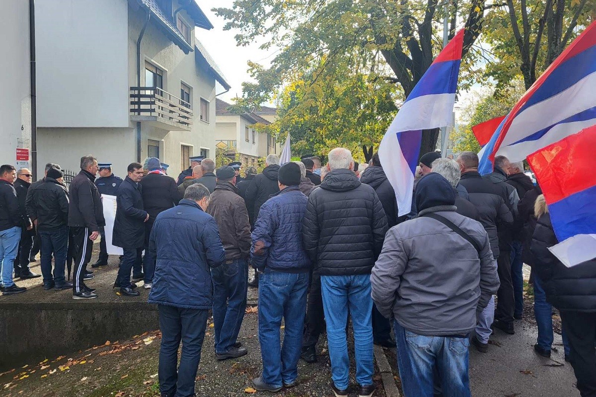Nezadovoljni borci blokirali zgradu SDP BiH u Banjaluci (VIDEO)