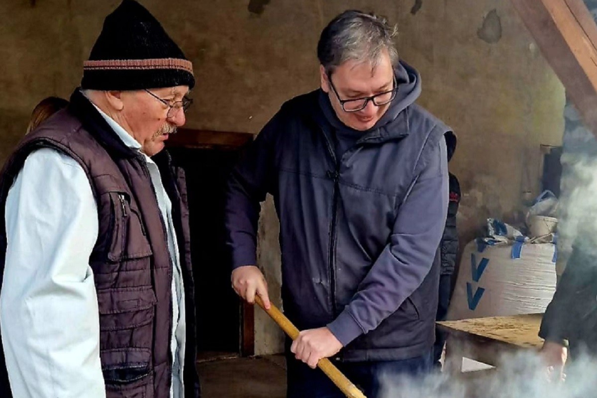 Vučić pomogao u pravljenju ovogodišnjih čvaraka (FOTO)