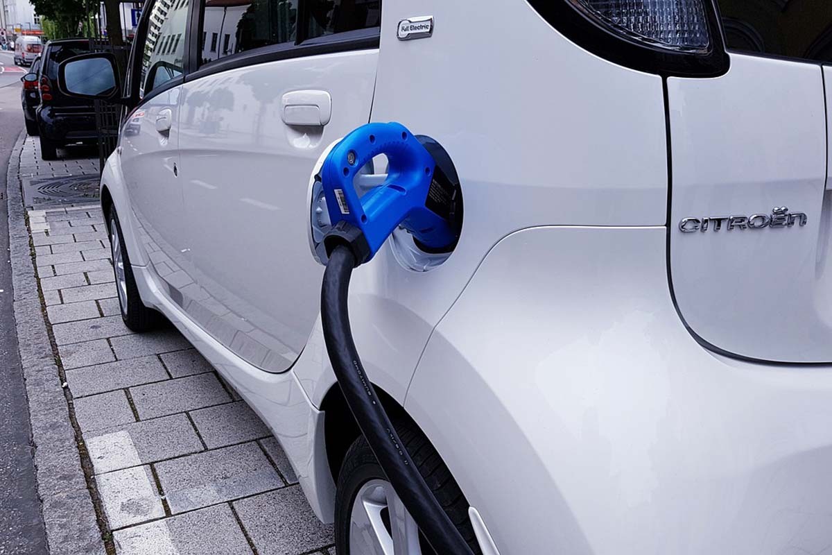 U SAD će se ove godine prvi put prodati više od milion električnih automobila