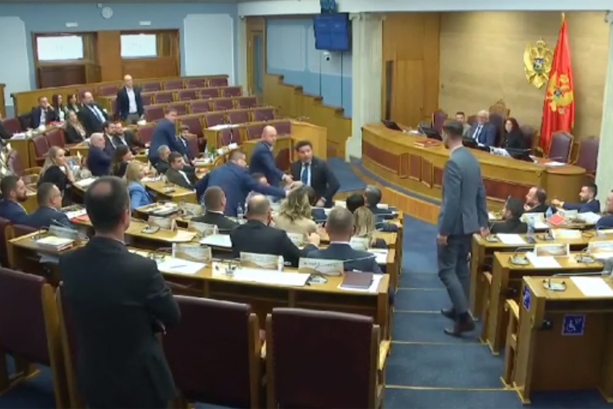 Poslanici spriječili fizički obračun Abazovića i Zirojevića (VIDEO)