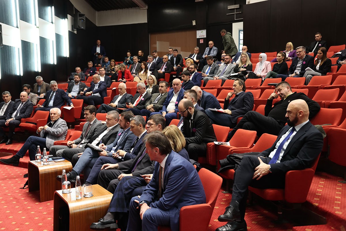 Parlament FBiH zasjeda u drugoj zgradi jer njihova prokišnjava