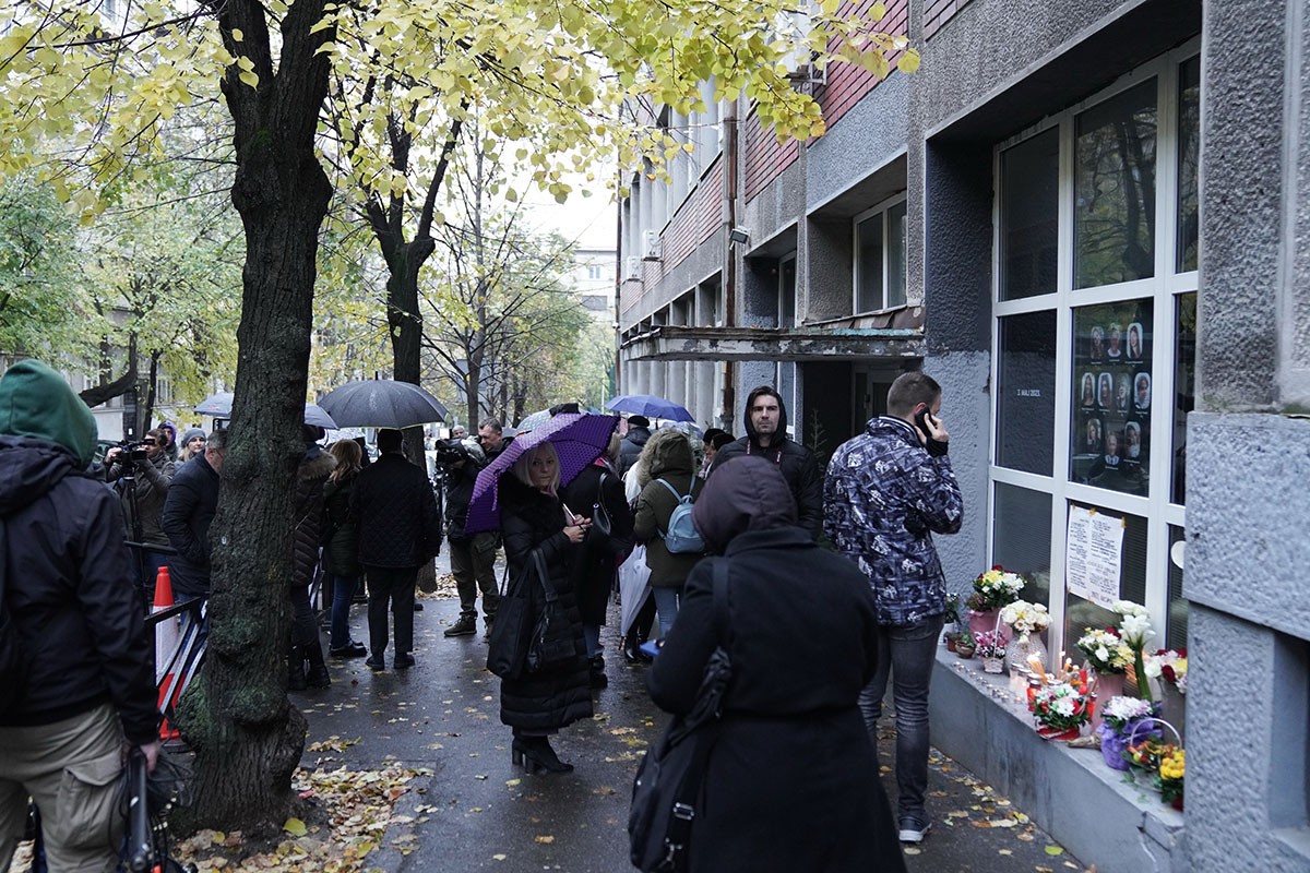 Roditelji ubijene djece u "Ribnikaru" protestuju ispred škole