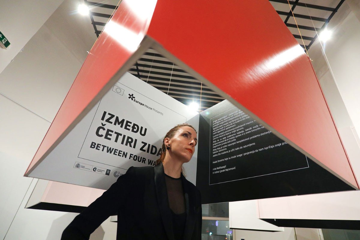 Europe House: Upečatljiva izložba "Između četiri zida"