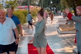 Hrvati hit na TikToku: Pod noge prolaznicima stavljaju crveni tepih ...