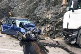 Teška saobraćajka u Crnoj rijeci, sudarili se kamion i auto