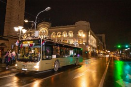 Praznična vožnja u Banjaluci sa Djedom Mrazom i Svetim Nikolom