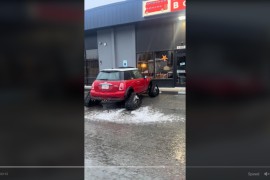 Zimske čarolije: Umjesto točkova na Mini stavio gusjenice (VIDEO)