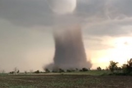 Tornado odnio bebu, pronašli je na krošnji drveta