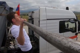 Tinejdžer srušio rekord zgibova rađenih između dva kamiona u ...